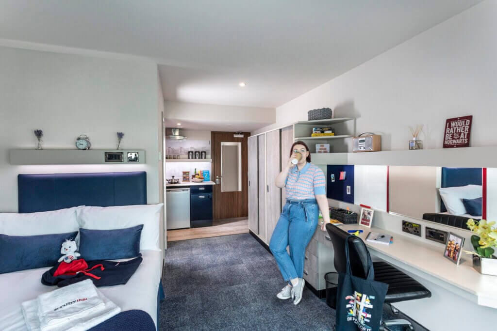 位于利兹的蓝宝石学生工作室(Study Inn Sapphire student studio),一位学生正在房间里喝咖啡。
